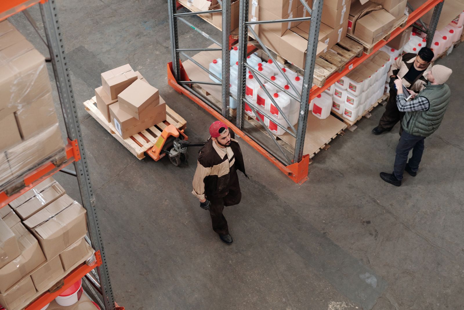 Technicien d'un revendeur configurant des terminaux Zebra sur un établi